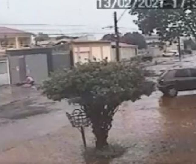 Notícias IMAGENS FORTES Câmera de segurança flagra momento em que