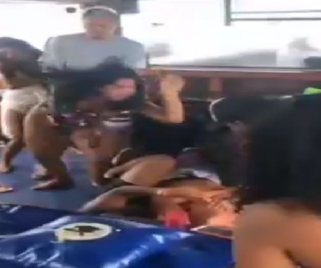 Notícias Homens e mulheres saem na porrada dentro de barco TUDO