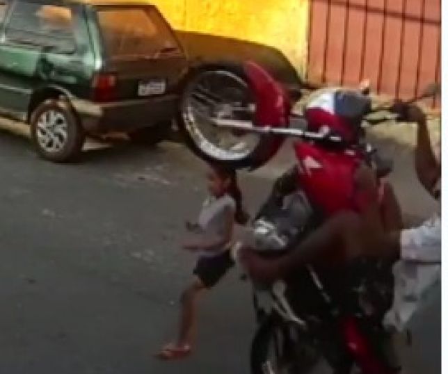 Notícias Vídeo mostra o momento em que homem empina motocicleta e