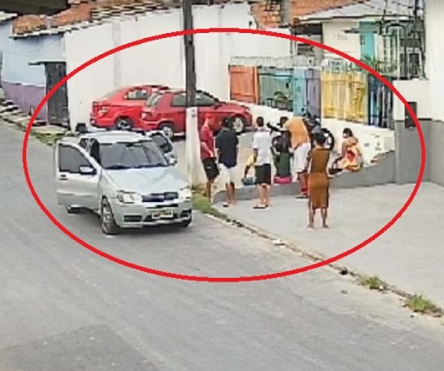 Notícias Câmera de segurança filma assaltantes roubando telefones