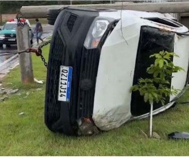 Not Cias Motorista Perde Controle Da Dire O De Carro Em Pista