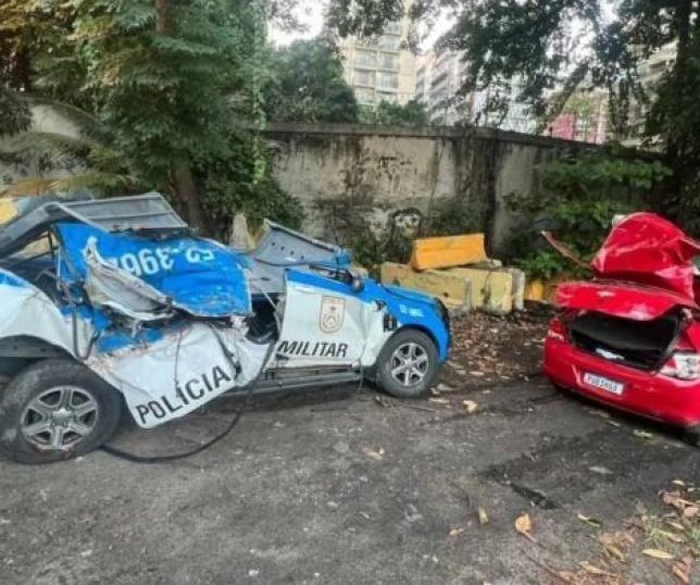 Not Cias Carros Capotam Durante Persegui O Policial No Rio De